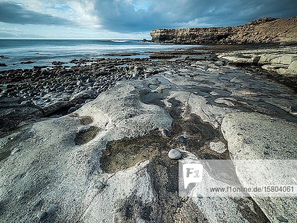 Blank geschliffene Steine bei Ebbe an einer Küstenlandschaft La Pared Fuerteventura Kanaren Spanien Europa