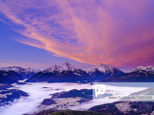 Nebel im Talkessel von Berchtesgaden hinten das Steinerne Meer Watzmann Hochkalter und Reiteralpe Morgendämmerung Winterlandschaft Berchtesgaden Schönau am Königssee Berchtesgadener Land Oberbayern Bayern Deutschland Europa