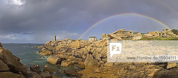 Phare de Men Ruz und Villa von Gustave Eiffel mit doppelten Regenbogen Ploumanac'h Département Côtes-d?Armor Frankreich Europa