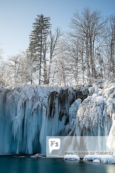 Vereister Wasserfall Winterlandschaft Plitvice Kroatien Europa