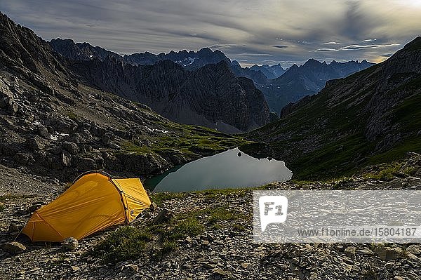 Zelt in Berglandschaft mit Guffelsee und Lechtaler Alpen  Gramais  Lechtal  Außerfern  Tirol  Österreich  Europa