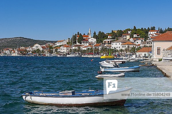 Fischerboote im Hafen  Rogoznica  Kroatische Adriaküste  Mitteldalmatien  Dalmatien  Kroatien  Europa