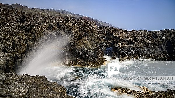Gischt des stürmischen Atlantik an der Steilküste La Palma Kanaren Spanien Europa