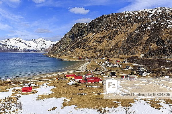 Dorfansicht von Grøtfjord am Grøtfjord Fjord  Insel Kvaløya  Troms  Norwegen  Europa