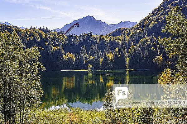 Freiberger See und Heini-Klopfer-Schanze  bei Oberstdorf  Oberallgäu  Allgäu  Schwaben  Bayern  Deutschland  Europa