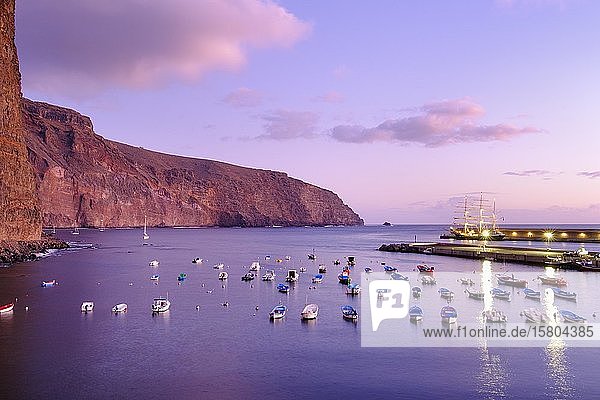 Fischerboote im Fischereihafen in der Abenddämmerung  Vueltas  Valle Gran Rey  La Gomera  Kanarische Inseln  Spanien  Europa