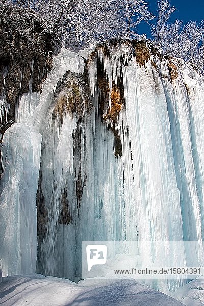 Vereister Wasserfall Winterlandschaft Plitvice Kroatien Europa