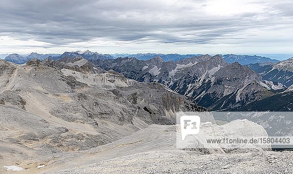 Blick von den Ödkarspitzen auf eine karge Felslandschaft  Karwendeltal  Tirol  Österreich  Europa