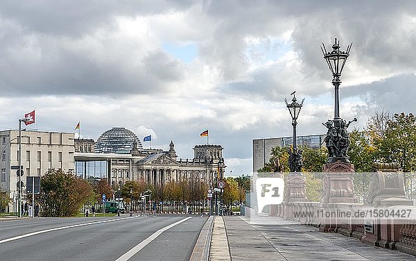 Reichstagsgebäude von der Moltkebrücke aus gesehen  Deutscher Bundestag  Regierungsviertel  Berlin  Deutschland  Europa