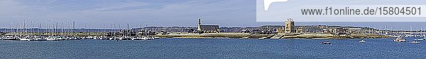Jachthafen Kirche Notre Dame de Rocamadour und Turm von Vauban Camaret-sur-Mer Département Finistère Frankreich Europa