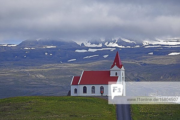 Kirche von Ingjaldshóll hinter dem Snaefellsnessjökull  Halbinsel Snaefellsness  Island  Europa