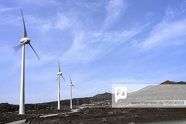 Windkrafträder zur Stromerzeugung La Palma Kanaren Spanien Europa