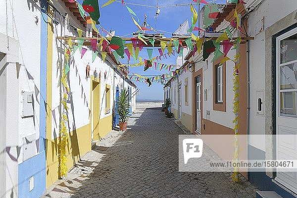 Enge  mit Fahnen geschmückte Dorfstraße in der Altstadt von Alcochete  Provinz Setubal  Portugal  Europa