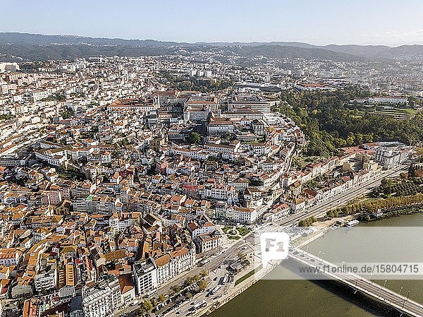 Luftaufnahme  Stadtzentrum des historischen Coimbra  Portugal  Europa