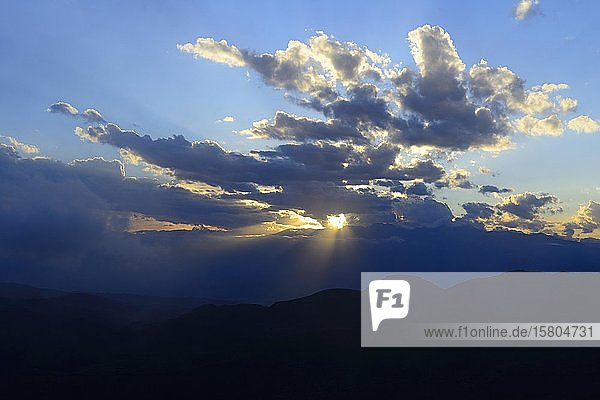Sonnenuntergang mit Wolken  Uspallata  Provinz Mendoza  Argentinien  Südamerika