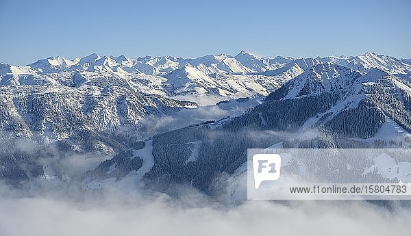 Blick über das Brixental  Bergpanorama im Winter  Wolkendecke im Tal  Skigebiet SkiWelt Wilder Kaiser Brixental  Brixen im Thale  Tirol  Österreich  Europa