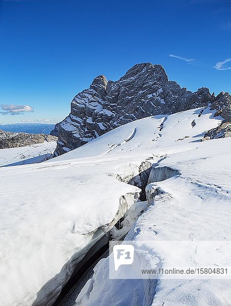 A  Oberösterreich  Steiermark  Salzkammergut  Dachsteinmassiv  Blick auf das Große Dirndl  Hallstätter Gletscher  Randspalte  Salzkammergut  Oberösterreich  Österreich  Europa
