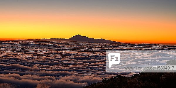 Blick von La Palma zum Teide auf Teneriffa bei Sonnenaufgang La Palma Kanaren Spanien Europa