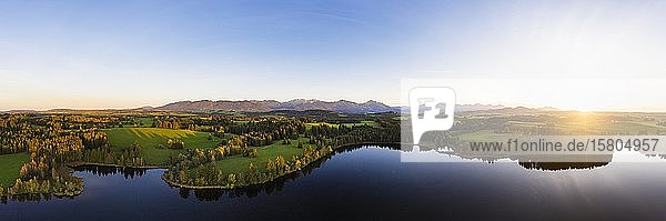 Panorama vom Sonnenuntergang am Schmutterweiher  bei Roßhaupten  in den hinteren Ammergauer Alpen  Drohnenaufnahme  Ostallgäu  Allgäu  Alpenvorland  Schwaben  Bayern  Deutschland  Europa