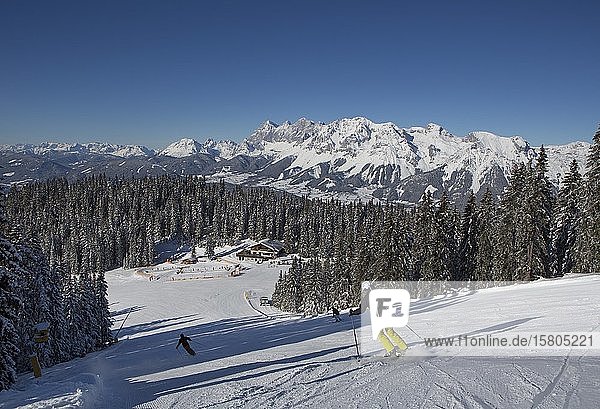 Skigebiet Planai mit Märchenwiesenhütte und Blick auf das Dachsteinmassiv  Schladming  Steiermark  Österreich  Europa