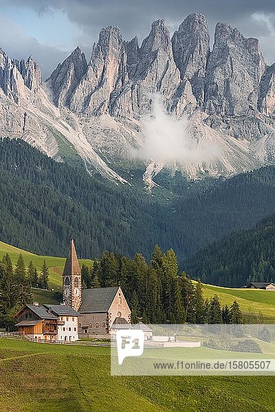 Kirche St. Magdalena  Villnößtal  im Hintergrund Geislergruppe mit Sass Rigais  St. Magdalena  Bozen  Südtirol  Italien  Europa