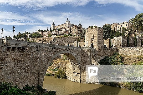 Brückentor  Alcantara-Brücke  Puente del Alcantara  über den Fluss Tajo  mit Alcazar de Toledo  Toledo  Kastilien-La Mancha  Spanien  Europa