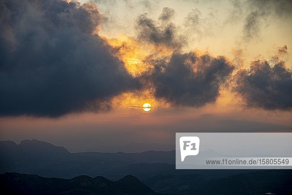 Sonne bei Sonnenuntergang mit dunklen Wolken  San Marino  Europa
