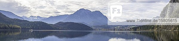 Ausflugsboot und Blick über den Altausseersee zum Dachstein Altaussee Steiermark Österreich Europa