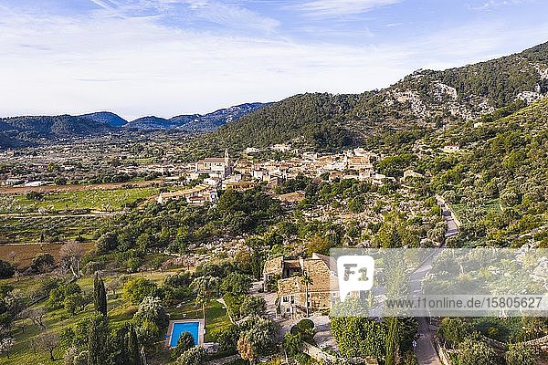 Finca und Caimari  Region Raiguer  Luftaufnahme  Mallorca  Balearische Inseln  Spanien  Europa
