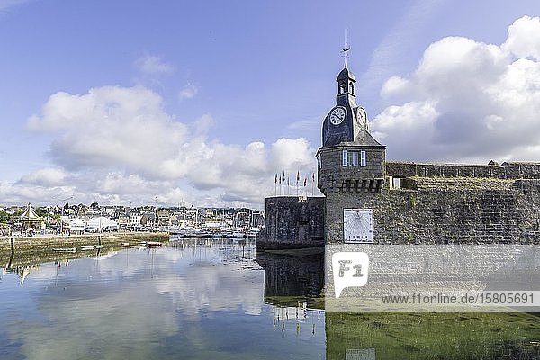 Uhrturm an der Stadtmauer Concarneau Département Finistère Frankreich Europa