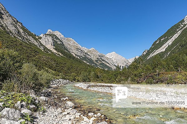Blick auf das Karwendeltal mit Bergspitzen  Karwendelbach  Tirol  Österreich  Europa