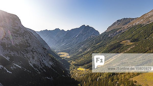 Blick auf das Karwendeltal mit den Berggipfeln Karwendelspitze und Hochkarspitze  Tirol  Österreich  Europa