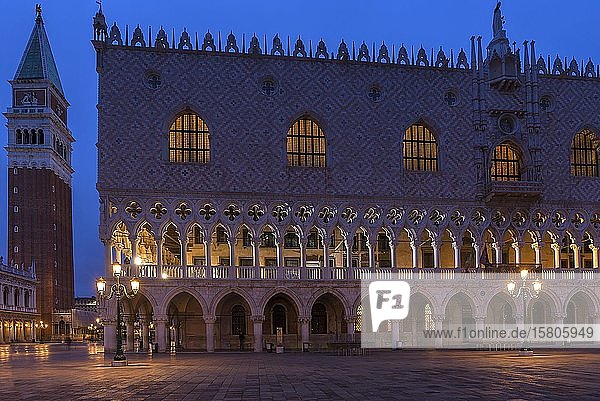 Dogenpalast und der Markus-Turm am frühen Morgen  Venedig  Venetien  Italien  Europa