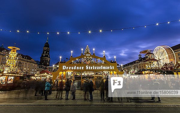 Striezelmarkt und Schwibbogen auf dem Weihnachtsmarkt  Altmarkt Dresden  Sachsen  Deutschland  Europa