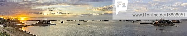 Sonnenuntergang beim Plage Tahiti und Leuchtturm auf der Ile Louet und Chateau du Taureau Carantec Département Finistère Frankreich Europa