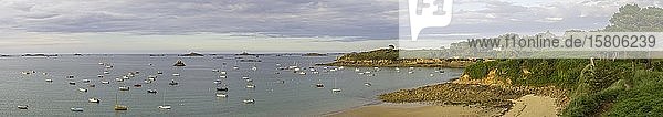 Strand und Boote in der Bucht bei Carantec Département Finistère Frankreich Europa