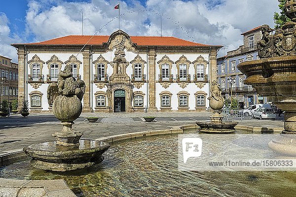 Rathaus und Springbrunnen von Braga  Minho  Portugal  Europa