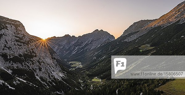 Sonnenuntergang  Blick ins Karwendeltal mit den Berggipfeln Karwendelspitze und Hochkarspitze  Sonnenstern  Tirol  Österreich  Europa