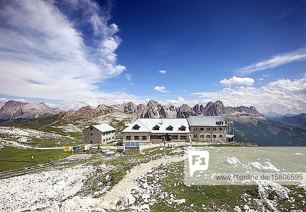 Traumwetter auf dem Schlernhaus mit Blick auf den Rosengarten  Südtiroler Dolomiten  Südtirol  Italien  Europa