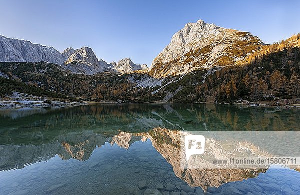 Berge spiegeln sich im Seebensee  Sonnenspitze  Schartenkopf und Vorderer Drachenkopf  Ehrwald  Mieminger Kette  Tirol  Österreich  Europa