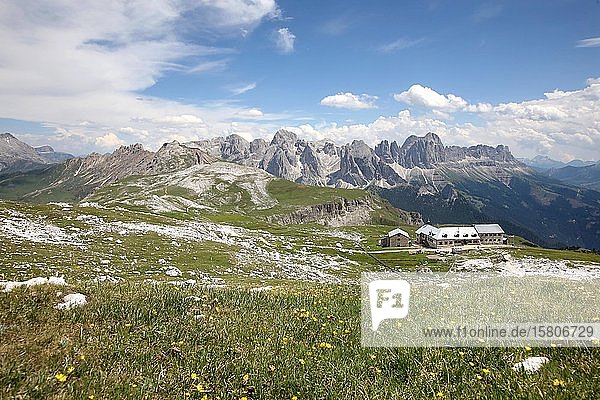 Traumwetter auf dem Schlern  Blick auf das Schlernhaus und den Rosengarten  Südtiroler Dolomiten  Südtirol  Italien  Europa