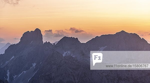 Abendstimmung  Berge  Bergsilhouette  Bischofsmitra und Gosaukamm  Salzkammergut  Oberösterreich  Österreich  Europa