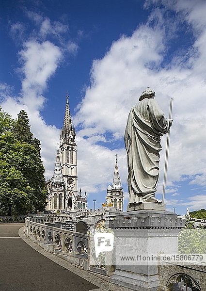 Heiligtum  Rosenkranz-Basilika und Basilika der Unbefleckten Empfängnis  Lourdes  Hautes Pyrenees  Frankreich  Europa