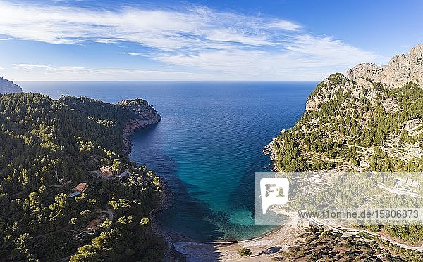 Bucht Cala Tuent  Serra de Tramuntana  Drohnenaufnahmen  Mallorca  Balearische Inseln  Spanien  Europa