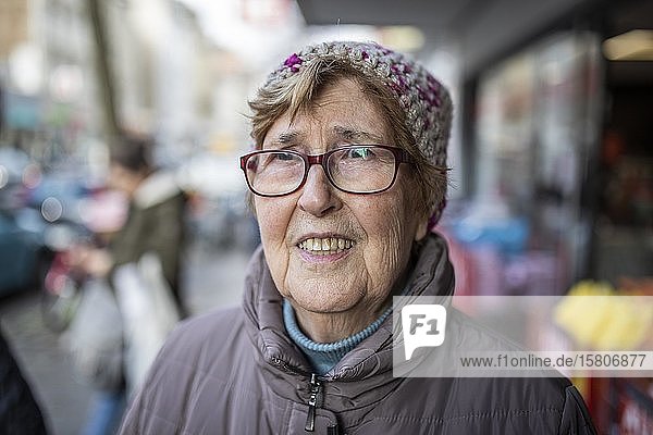 Seniorin mit Brille und Mütze  Portrait in der Stadt  Köln  Nordrhein-Westfalen  Deutschland  Europa