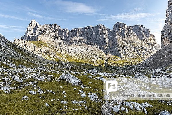 Wanderweg  Sorapiss-Rundweg  Grat im Rücken  Monte Punte Tre Sorelle  Dolomiten  Belluno  Italien  Europa