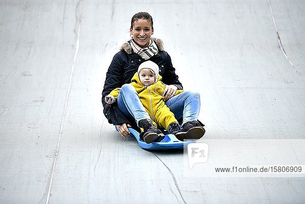 Mutter mit Kleinkind  1 Jahr  auf einer Rodelbahn  Stuttgart  Baden-Württemberg  Deutschland  Europa