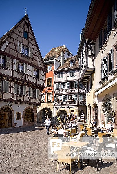 Fachwerkhäuser und Straßencafé in der Rue des Marchands  Colmar  Elsass  Frankreich  Europa