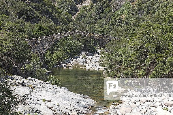 Genueser Brücke Ponte Vecchiu in der Spelunca-Schlucht  Korsika  Frankreich  Europa