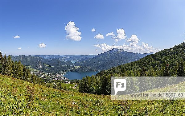 Blick vom Zwölferhorn auf Sankt Gilgen am wolgangsee und Schafberg  Wolfgangsee  Salzkammergut  Bundesland Salzburg  Österreich  Europa